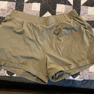 Zyia Shorts - Size M